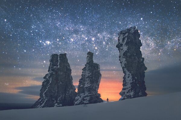Las formaciones rocosas de Manpupuner, situadas en la república rusa de Komi, fueron fotografiadas por Serguéi Makurin. - Sputnik Mundo