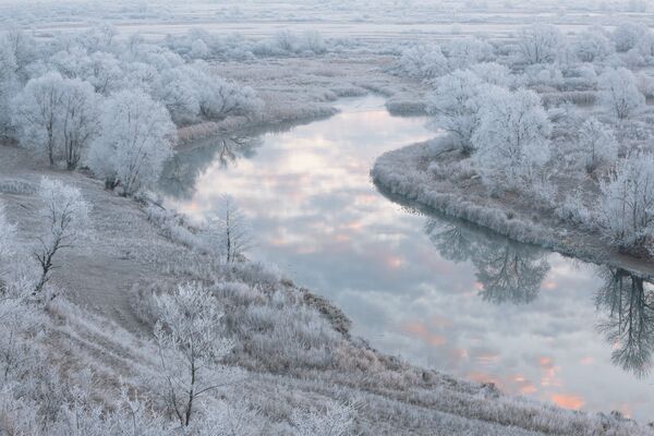 Yuri Sorokin fotografió su obra 'El río nacarado' en la región de Lípetsk. - Sputnik Mundo