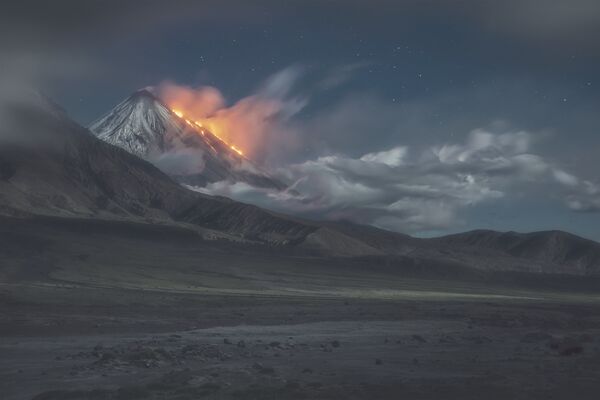 La obra 'El volcán se despierta', de Vladímir Vojchuk, fue fotografiada en el parque natural Kliuchevskói, situado en la península de Kamchatka. - Sputnik Mundo