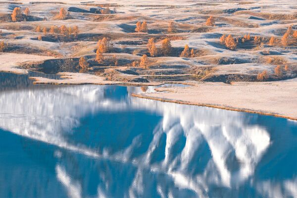 Vladislav Sokolovski fotografió su obra 'Los mundos paralelos' en la meseta Eshtykel, situada en la república rusa de Altái. - Sputnik Mundo