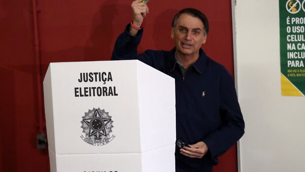 Jair Bolsonaro, candidato a la Presidencia de Brasil, ejerce su derecho al voto - Sputnik Mundo