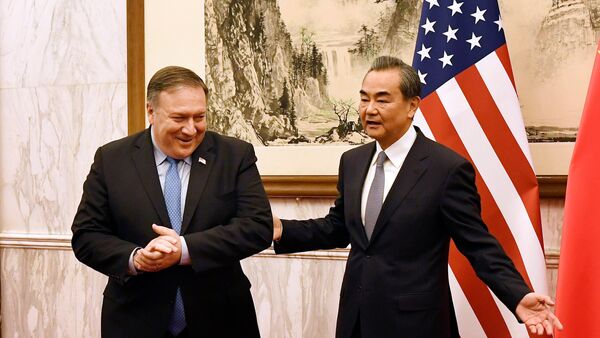 El secretario de Estado de EEUU, Mike Pompeo, y el ministro de Exteriores chino, Wang Yi - Sputnik Mundo
