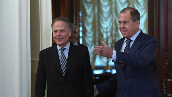 El ministro de Exteriores de Italia, Enzo Moavero Milanesi, y su homólogo ruso, Serguéi Lavrov - Sputnik Mundo