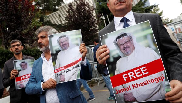 Personas con retratos del periodista opositor saudí Jamal Khashoggi protestan cerca del consulado saudí - Sputnik Mundo
