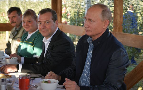 El almuerzo del presidente ruso, Vladímir Putin, y el primer ministro, Dmitri Medvédev, en la empresa agrícola Rassvet - Sputnik Mundo