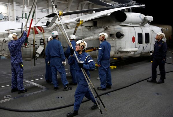 La tripulación femenina del portahelicópteros japonés Kaga - Sputnik Mundo
