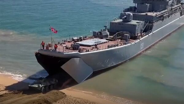 Los marines de la Flota del mar Negro 'toman' una zona costera en Crimea - Sputnik Mundo