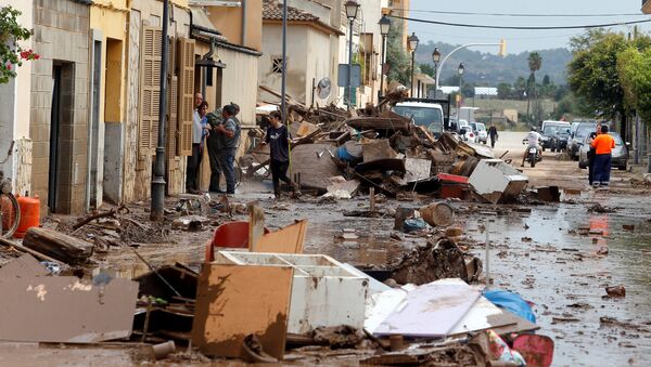 Los escombros se ven en la calle tras las fuertes lluvias y las crecidas repentinas en una isla de España - Sputnik Mundo