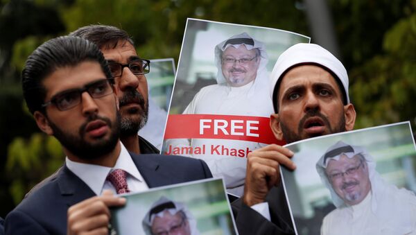 Personas con retratos del periodista saudí Jamal Khashoggi protestan cerca del consulado saudí en Estambul - Sputnik Mundo