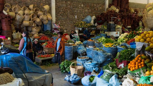 Frutas y verduras en un mercado boliviano  - Sputnik Mundo