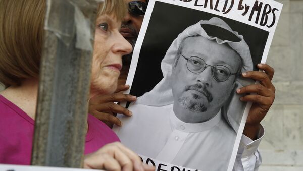 Personas con retratos del periodista saudí Jamal Khashoggi (archivo) - Sputnik Mundo