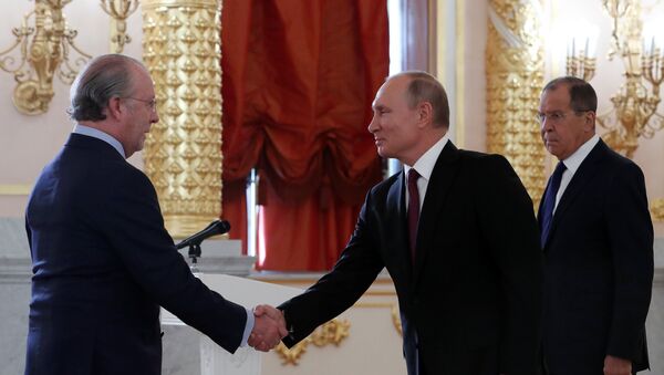 Nuevo embajador de España en Rusia, Fernando Valderrama Pareja, y presidente de Rusia, Vladímir Putin - Sputnik Mundo