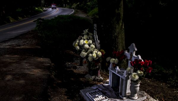 Cenotafios de Eric Santillán y Armando Mesino, fallecidos en un accidente de motocicleta en el kilómetro 31 de la carretera 95 México-Cuernavaca - Sputnik Mundo