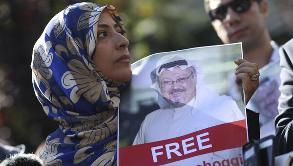 Activista con la foto de Jamal Khashoggi - Sputnik Mundo