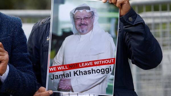 Activista con la foto del periodista desaparecido, Jamal Khashoggi (imagen referencial) - Sputnik Mundo