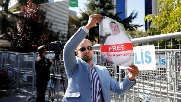 Un activista con la foto del periodista desaparecido, Jamal Khashoggi - Sputnik Mundo