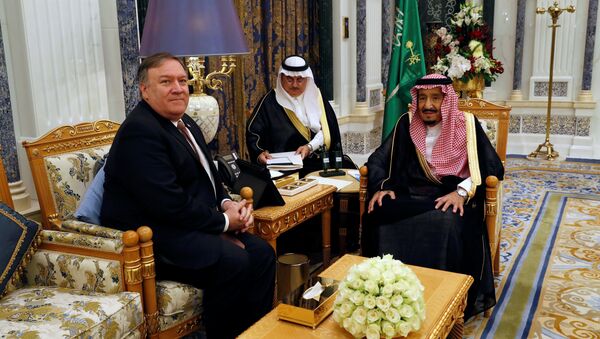 El secretario de Estado de EEUU, Mike Pompeo y el rey de Arabia Saudí, Salman bin Abdulaziz - Sputnik Mundo