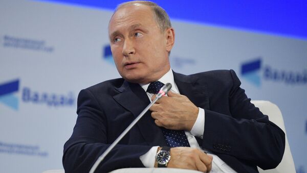 Vladímir Putin, presidente ruso en una sesión plenaria del club de debates Valdái en Sochi - Sputnik Mundo