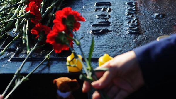 Homenaje a las víctimas de la masacre en Kerch - Sputnik Mundo