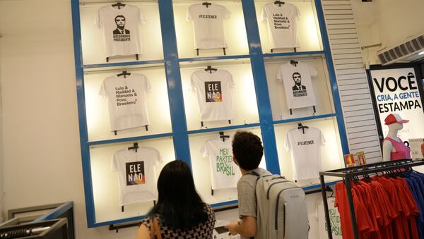 Las camisetas de las campañas electorales en Brasil - Sputnik Mundo