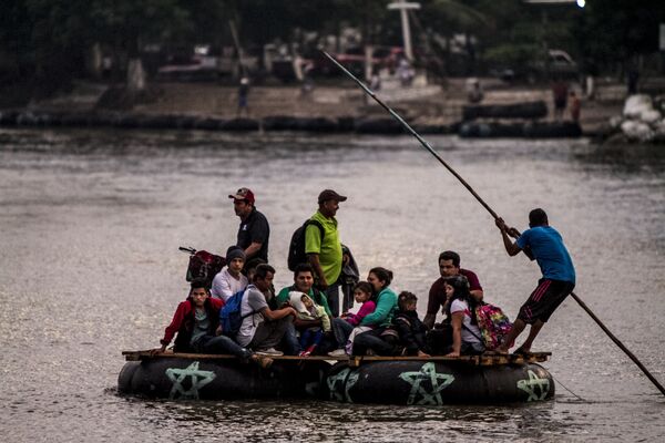 Un grupo de personas centroamericanas cruza el Río Suchiate para seguir con el camino de la caravana de Hondureños - Sputnik Mundo