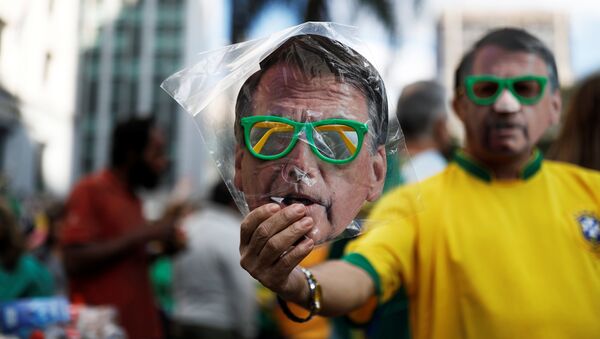 La máscara con la imagen del candidato brasileño presidencial ultraderechista Jair Bolsonaro (imagen referencial) - Sputnik Mundo