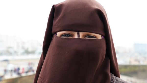 Una mujer llevando velo islámico - Sputnik Mundo