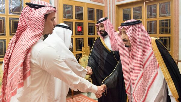 El rey saudí Salmán bin Abdelaziz recibió en su palacio Al Yamamah de Riad a los familiares del periodista Jamal Khashoggi para expresar sus condolencias - Sputnik Mundo