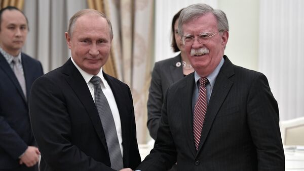 Presidente de Rusia, Vladímir Putin, y asesor de la Casa Blanca para la Seguridad Nacional, John Bolton - Sputnik Mundo