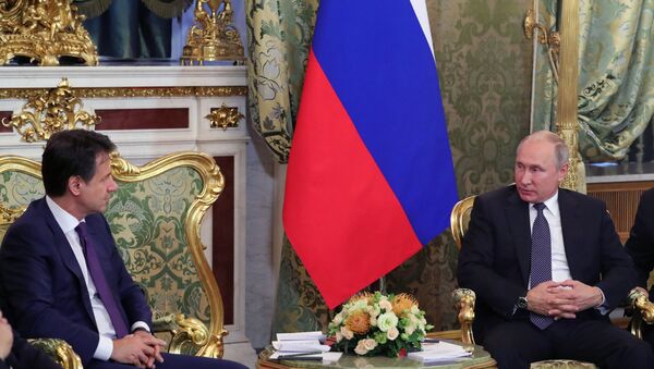 El primer ministro italiano, Giuseppe Conte, y el presidente de Rusia, Vladímir Putin - Sputnik Mundo
