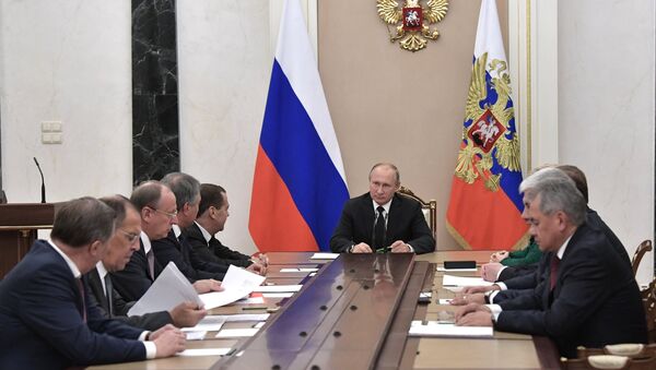 El presidente de Rusia, Vladímir Putin, con los miembros permanentes del Consejo de Seguridad ruso - Sputnik Mundo