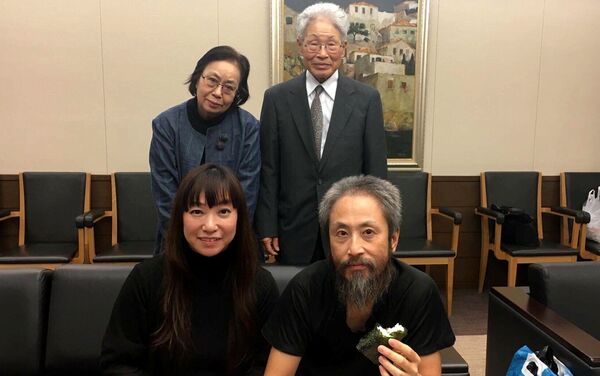 Jumpei Yasuda, periodista japonés, liberado recientemente de manos de los radicales sirios, con su esposa y sus padres - Sputnik Mundo