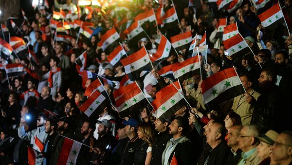 Espectadores en un concierto en Palmira en memoria de los fallecidos en la lucha por la independencia de Siria - Sputnik Mundo