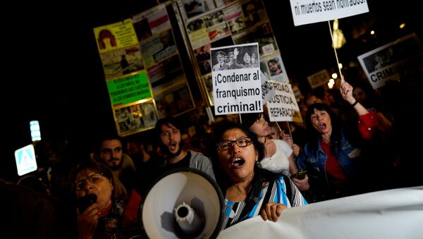 Protestas en Madrid en contra del traslado de los restos de Francisco Franco - Sputnik Mundo