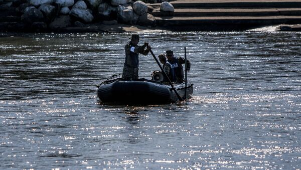 Elementos de la Marina mexicana patrullan el Río Suchiate vigilando la frontera sur de México - Sputnik Mundo