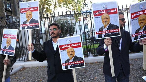Unas personas con la foto del periodista saudí Jamal Khashoggi - Sputnik Mundo