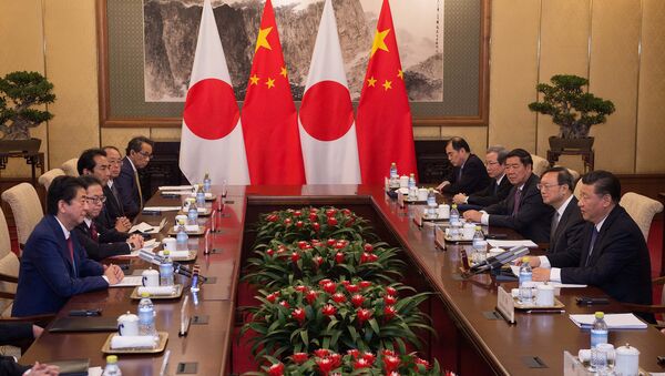 El primer ministro de Japón Shinzo Abe y el presidente de China Xi Jinping - Sputnik Mundo