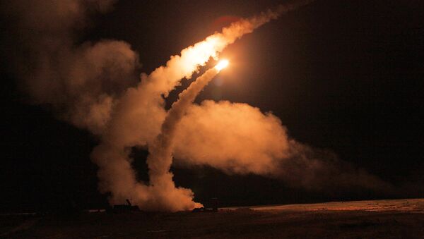Night launch of S-400 Triumf missiles from an anti-aircraft weapon system at Ashuluk proving grounds during an Aerospace Defence Forces tactical drill - Sputnik Mundo