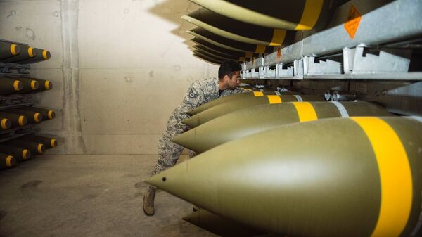 Un soldado del aire estadounidense revisa el cargamento de munición entregado en la base alemana de Ramstein - Sputnik Mundo