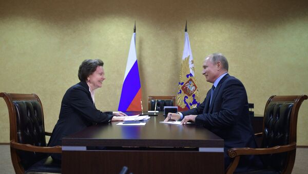 El presidente ruso, Vladímir Putin, y la gobernadora del distrito autónomo ruso de Janti-Mansi, Natalia Komarova - Sputnik Mundo