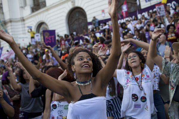 Mujeres bailando durante una manifestación en apoyo al candidato presidencial Fernando Haddad en Río de Janeiro, Brasil. - Sputnik Mundo