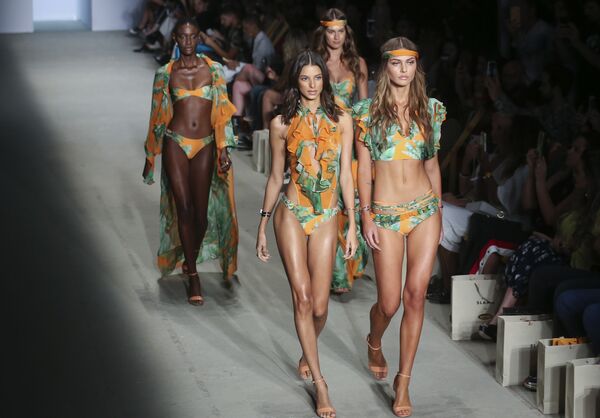 Modelos en el desfile de moda de la colección de trajes de baño de la Semana de la Moda brasileña en Sao Paulo. - Sputnik Mundo