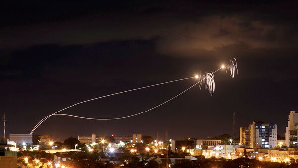El sistema antimisiles israelí Cúpula de Hierro intercepta los misiles lanzados desde Gaza - Sputnik Mundo