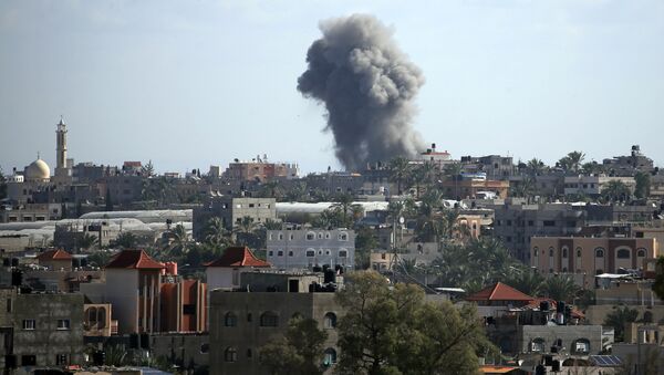 Israel bombardea Gaza tras el disparo de cohetes contra su territorio - Sputnik Mundo