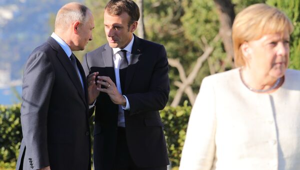 Los presidentes de Rusia y Francia, Vladímir Putin y Emmanuel Macron, y la canciller alemana, Angela Merkel - Sputnik Mundo