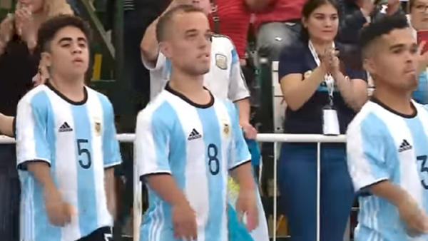 ¡El tamaño no importa! Así luchan los futbolistas enanos por la primera Copa América de Talla Baja - Sputnik Mundo