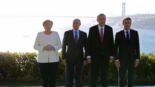 Russian President Vladimir Putin, German Chancellor Angela Merkel, Turkish President Recep Tayyip Erdogan (second from right) and French President Emmanuel Macron (right) during the meeting on Syria in Istanbul, October 27, 2018. - Sputnik Mundo
