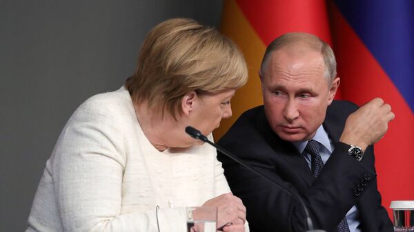 El presidente ruso, Vladímir Putin, y la canciller alemana, Angela Merkel (archivo) - Sputnik Mundo