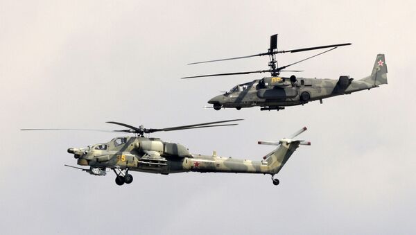 Los helicópteros de ataque Mi-28N Cazador Nocturno (al frente) y Ka-50 Tiburón Negro (al fondo) realizan un vuelo de demostración en el marco del 9º Salón Aeroespacial MAKS 2009. - Sputnik Mundo