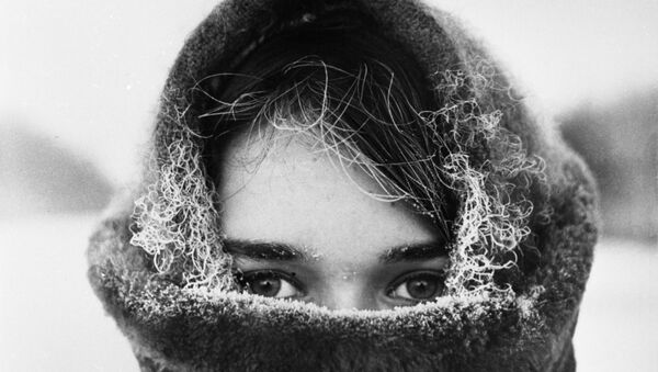 Una joven rusa en invierno, foto archivo - Sputnik Mundo